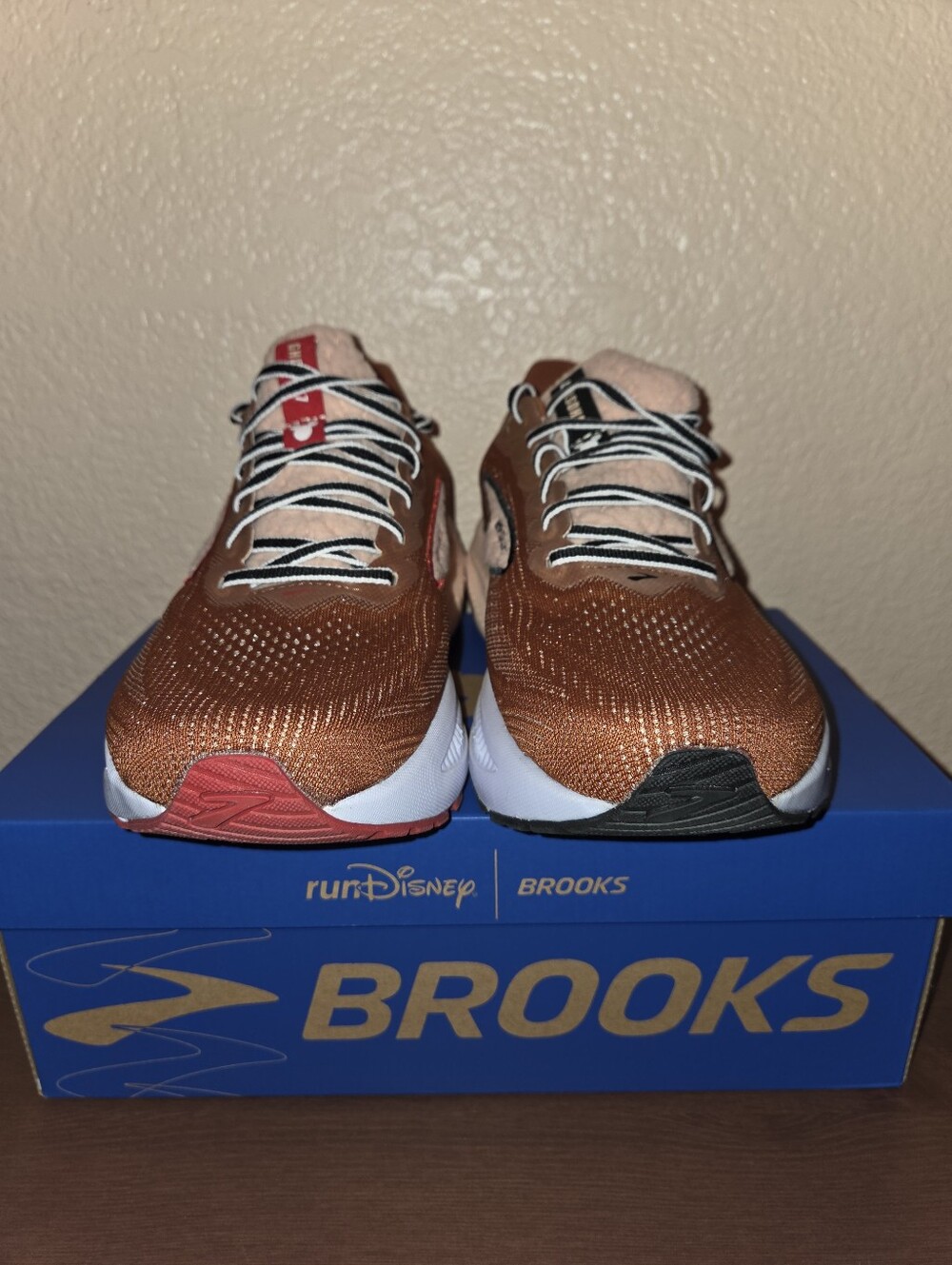 Brooks RUN DISNEY Ghost 17 Chip 'n' Dale Running Shoes. Mens 9, Wide - Picture 6 of 8